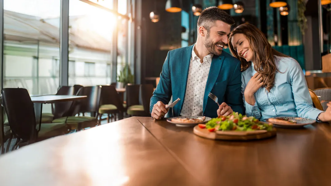 couple eating dinner at a restaurant