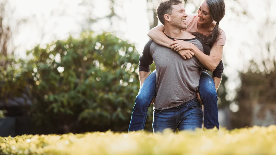lp-hero-desktop-pc-general-ctrl-tx-couple-outdoors