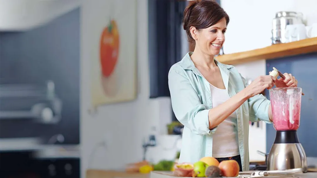 woman-making-a-healthy-shake