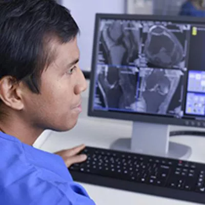 lp-circle-insert-800x800-gordon-man-looking-at-xrays-on-computer