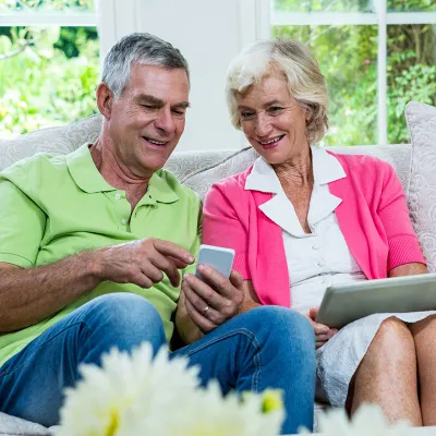 couple-seating-and-laughing