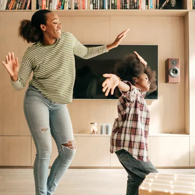 lp-circle-insert-large-ortho-general-mother-daughter-dancing