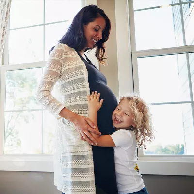 daughter-hugs-her-mothers-pregnat-belly