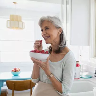 woman-eating-starwberries-in-the-kitchen