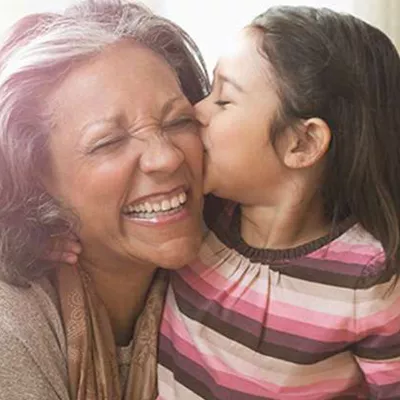 grandaughter-kisses-her-grandma