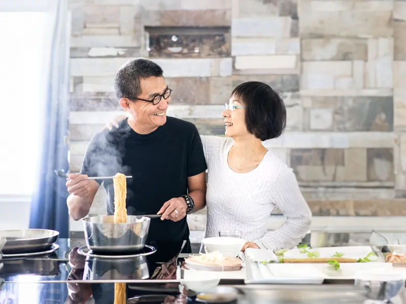 asian-couple-cooking-noodles