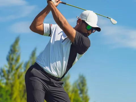 Golfer about tom swing his club