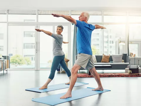 couple-exercising-indoor