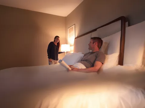 lp-50-50-insert-neuro-sleep-couple-in-the-bedroom