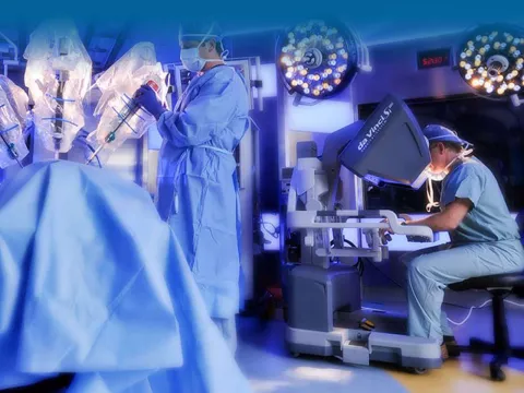 surgeons-performing-operation