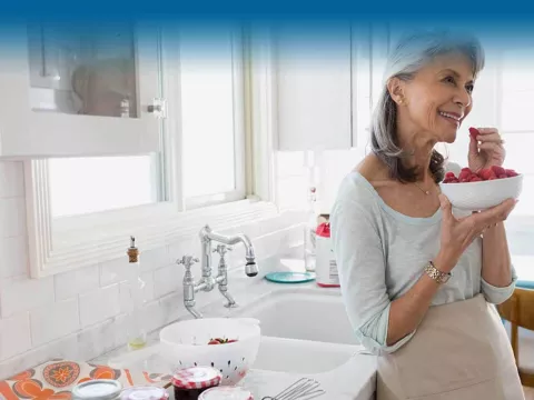woman-eating-at-the-kitchen