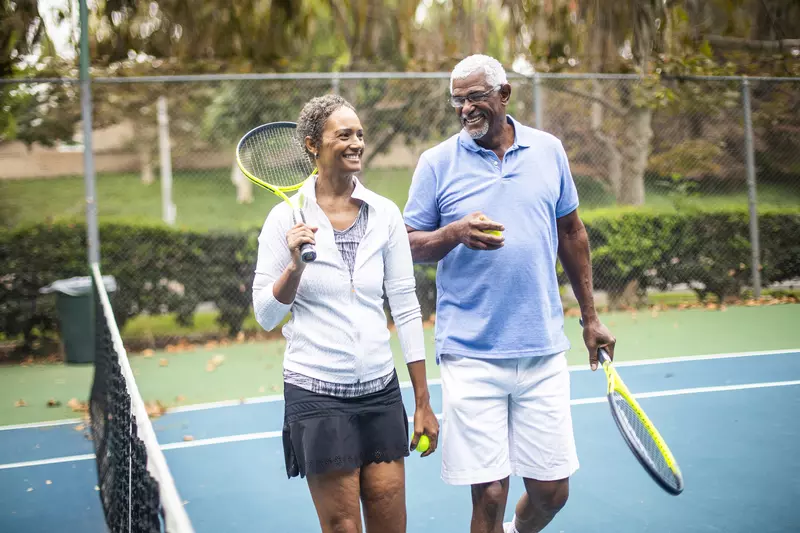 couple playing tennis