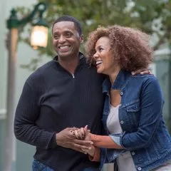lp-circle-woman-and-man-walking