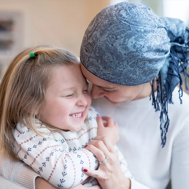 cancer-lung-a-mother-recovering-from-cancer-hugs-her-daughter