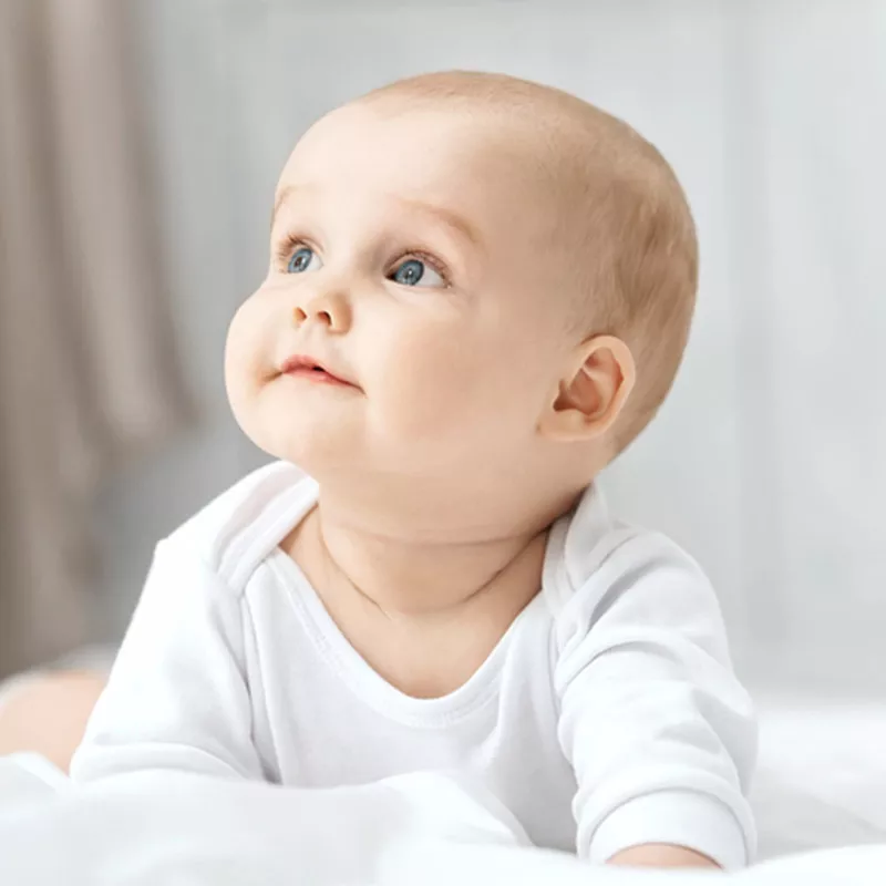 baby-looking-up