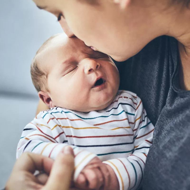 mother-kissing-newborn