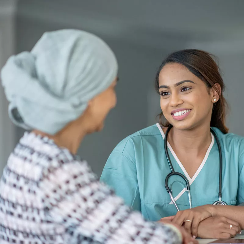 cancer-doctor-with-woman