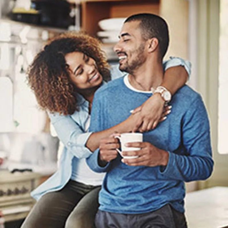 couple-laughing-and-dringing-coffee